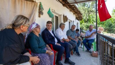 İzmir Büyükşehir Belediye Başkanı Cemil Tugay, Ödemiş’te yangına müdahale ederken