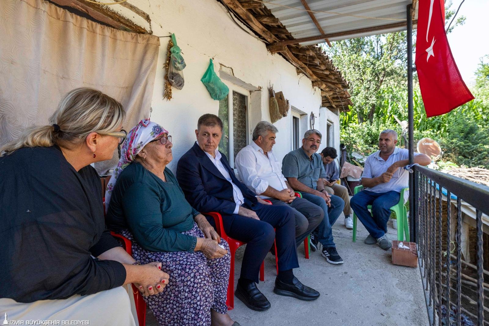 İzmir Büyükşehir Belediye Başkanı Cemil Tugay, Ödemiş’te yangına müdahale ederken