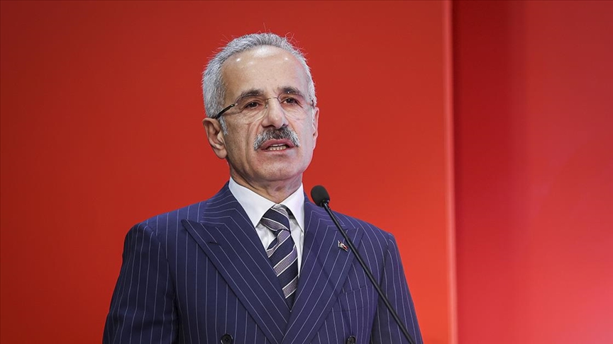 Ulaştırma Bakanı Abdulkadir Uraloğlu, erken seçim tartışmalarını alevlendirdi. Erdoğan’ın “Seçim