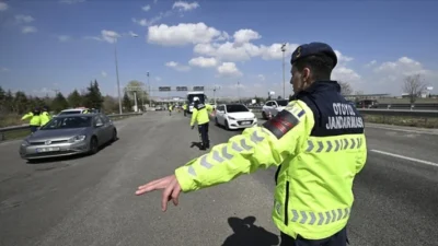 Adalet Bakanı Yılmaz Tunç, trafikte yol kesenlere bir yıldan üç