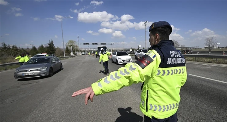 Adalet Bakanı Yılmaz Tunç, trafikte yol kesenlere bir yıldan üç