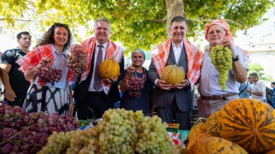 Urla’nın geleneksel bağbozumu şenliği renkli görüntülerle başladı. 