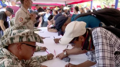 ABD'nin Karayipler'e üç savaş gemisi göndermesi Venezuela'da büyük yankı uyandırdı.