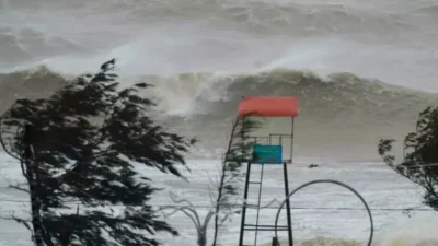 Vietnam, hızla güçlenen Kajiki Tayfunu öncesi alarma geçti. 600 binden