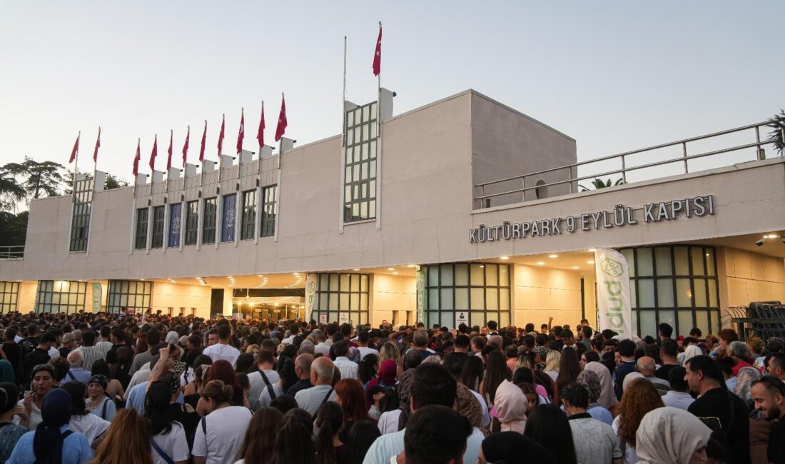 İzmir Enternasyonal Fuarı’na hafta sonu ziyaretçi yağdı İzmir Enternasyonal Fuarı (İEF), 94’üncü buluşmasında ziyaretçi akınına uğruyor. İzmir