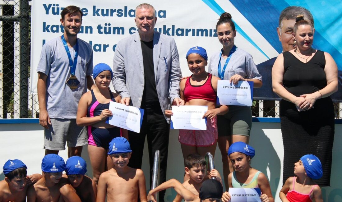 İzmir Büyükşehir Belediyesi’nin yaz spor okulları ile portatif havuzlarından yararlanan