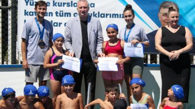İzmir Büyükşehir Belediyesi’nin yaz spor okulları ile portatif havuzlarından yararlanan