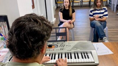 Genç İzmir çatısı altında düzenlenen kurslar, sanat eğitiminde fırsat eşitliği