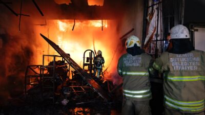 İzmir’in Kemalpaşa ilçesine bağlı Bağyurdu Sanayi Sitesi’nde bulunan bir oto