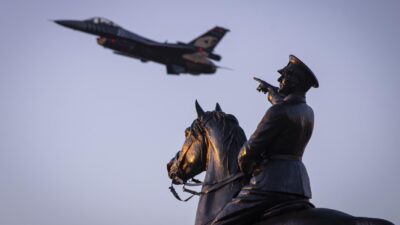 İzmir’in düşman işgalinden kurtuluşunun 103’üncü yıl dönümü etkinlikleri havada ve