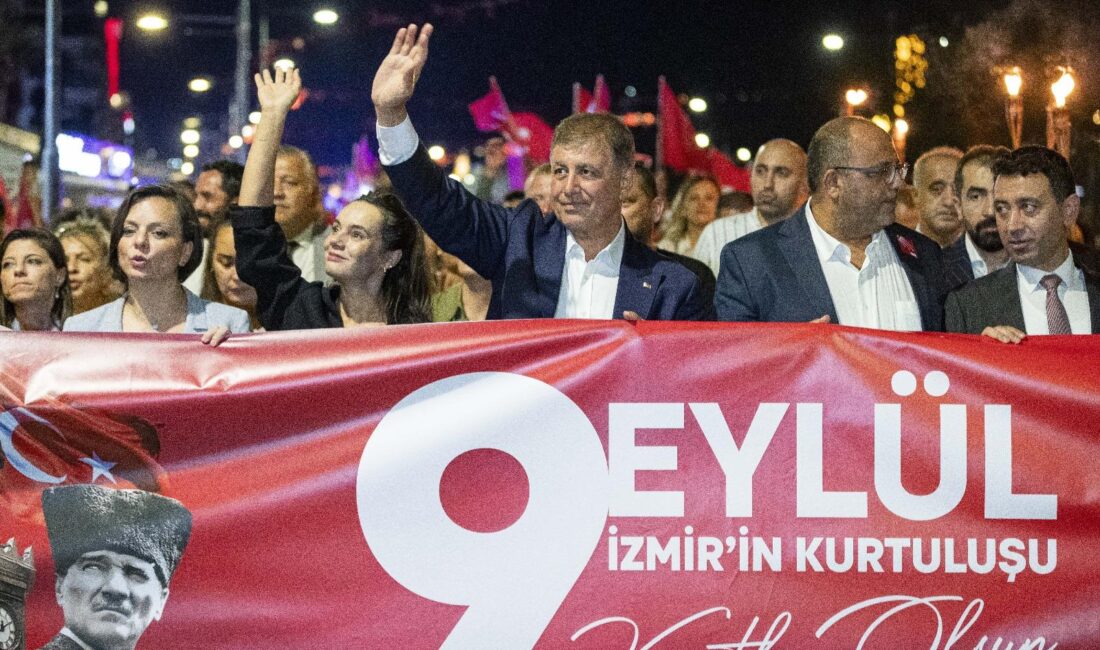 İzmir'in düşman işgalinden kurtuluşunun 103. yıl dönümü gün boyu süren