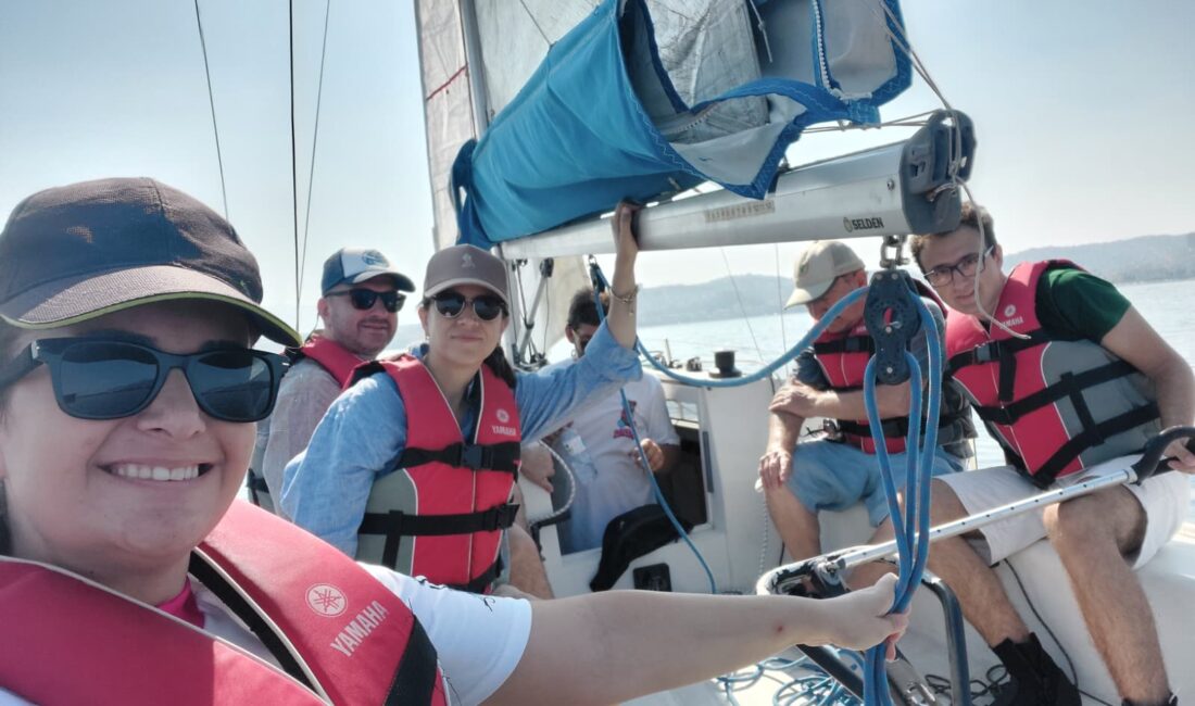 Yetişkin grubu yelken eğitimleri İzmir Marina’da devam ediyor. 