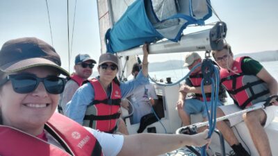 Yetişkin grubu yelken eğitimleri İzmir Marina’da devam ediyor. 