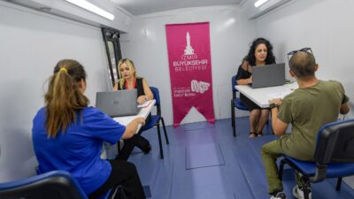 İzmir’de yaşayan engelli yurttaşlar, İzmir Büyükşehir Belediyesi Destekli İstihdam Ofisi’nin