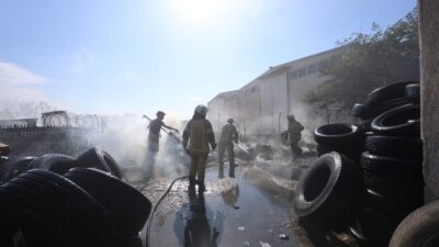 İzmir Büyükşehir Belediyesi İtfaiye ekipleri, İzmir Çanakkale Yolu Helvacı Kavşağında