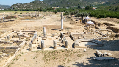 Antik dünyanın önemli bilgelik merkezlerinden Klaros’ta arkeolojik kazılar, geçmişi gün
