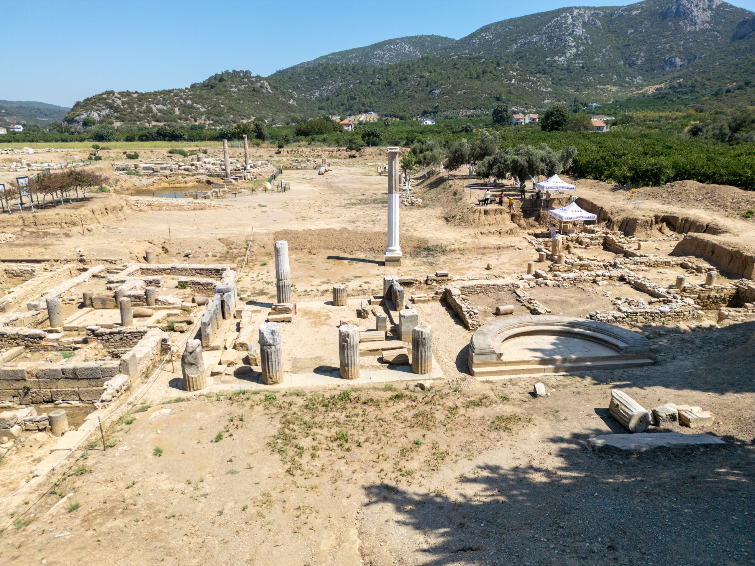 Antik dünyanın önemli bilgelik merkezlerinden Klaros’ta arkeolojik kazılar, geçmişi gün