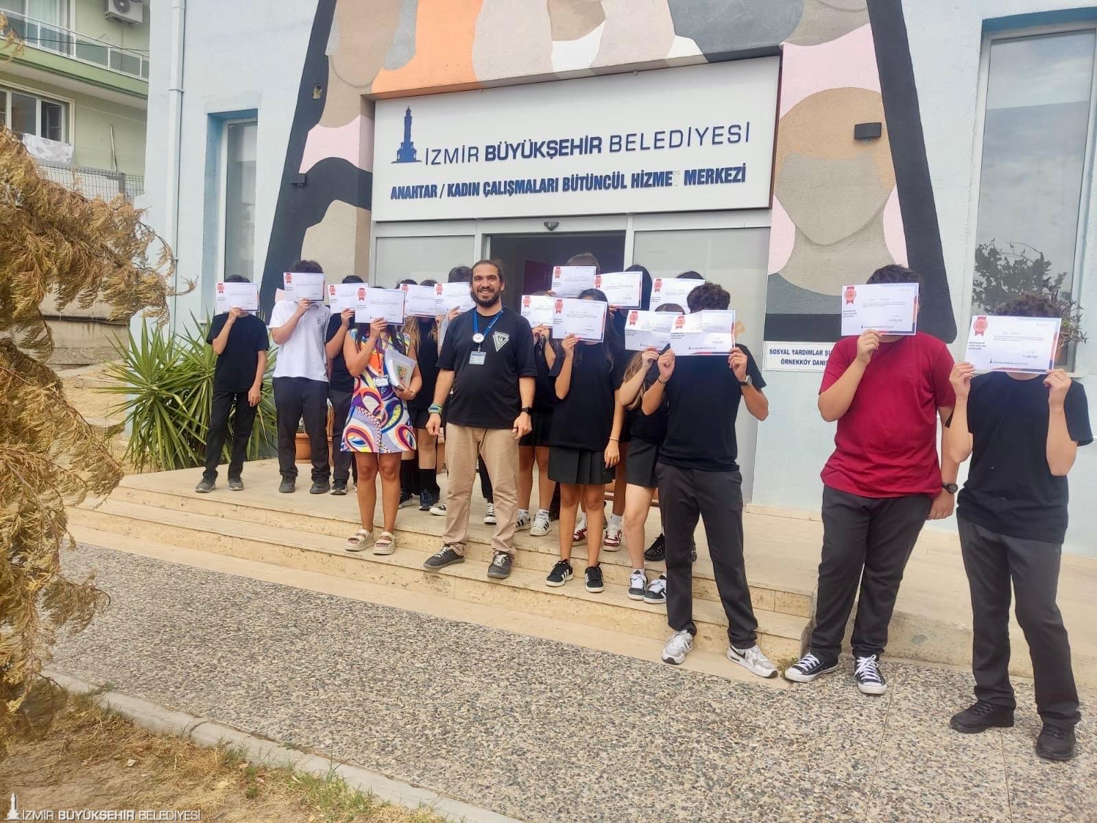 İzmir’de bir özel okulda okuyan lise öğrencileri, Örnekköy Kadın Dayanışma