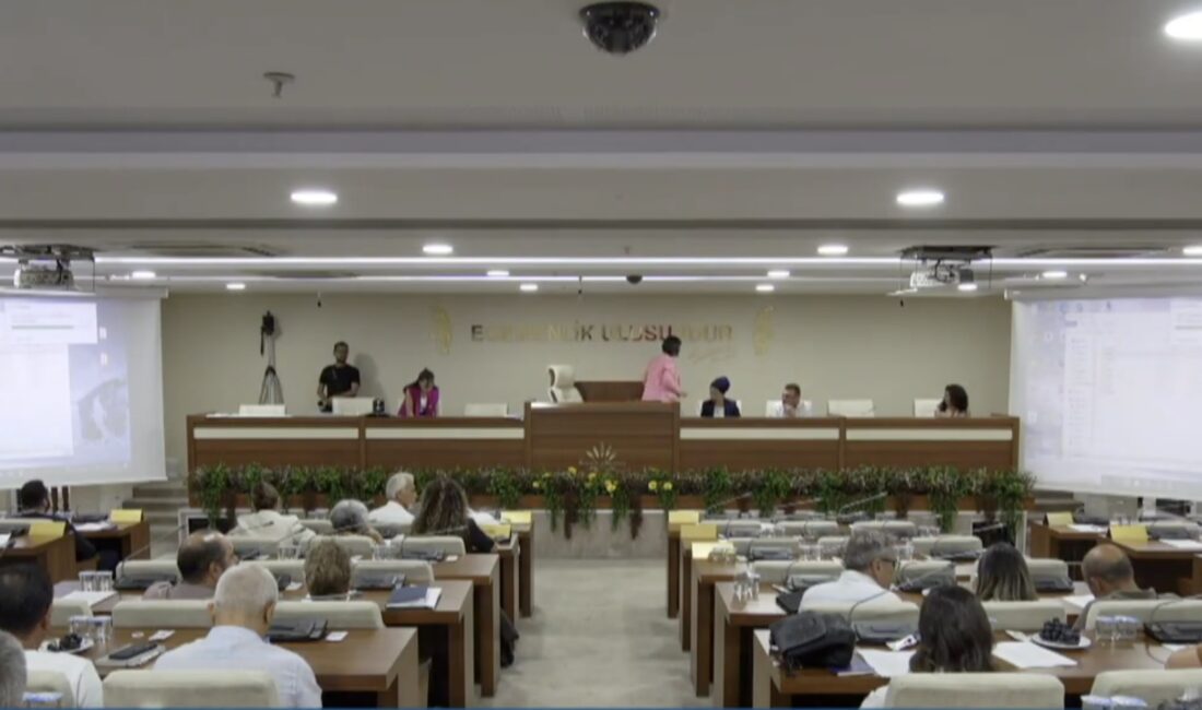 Karabağlar Belediye Meclisi'nde görülmemiş olay! 12 CHP'li ve 15 Cumhur
