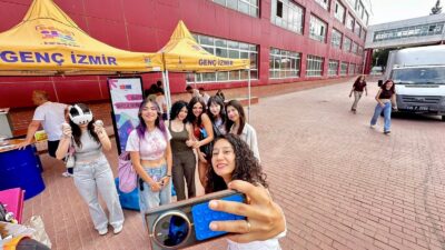 İzmir Büyükşehir Belediyesi bünyesinde faaliyet gösteren Genç İzmir ekipleri “Kampüsteyiz”
