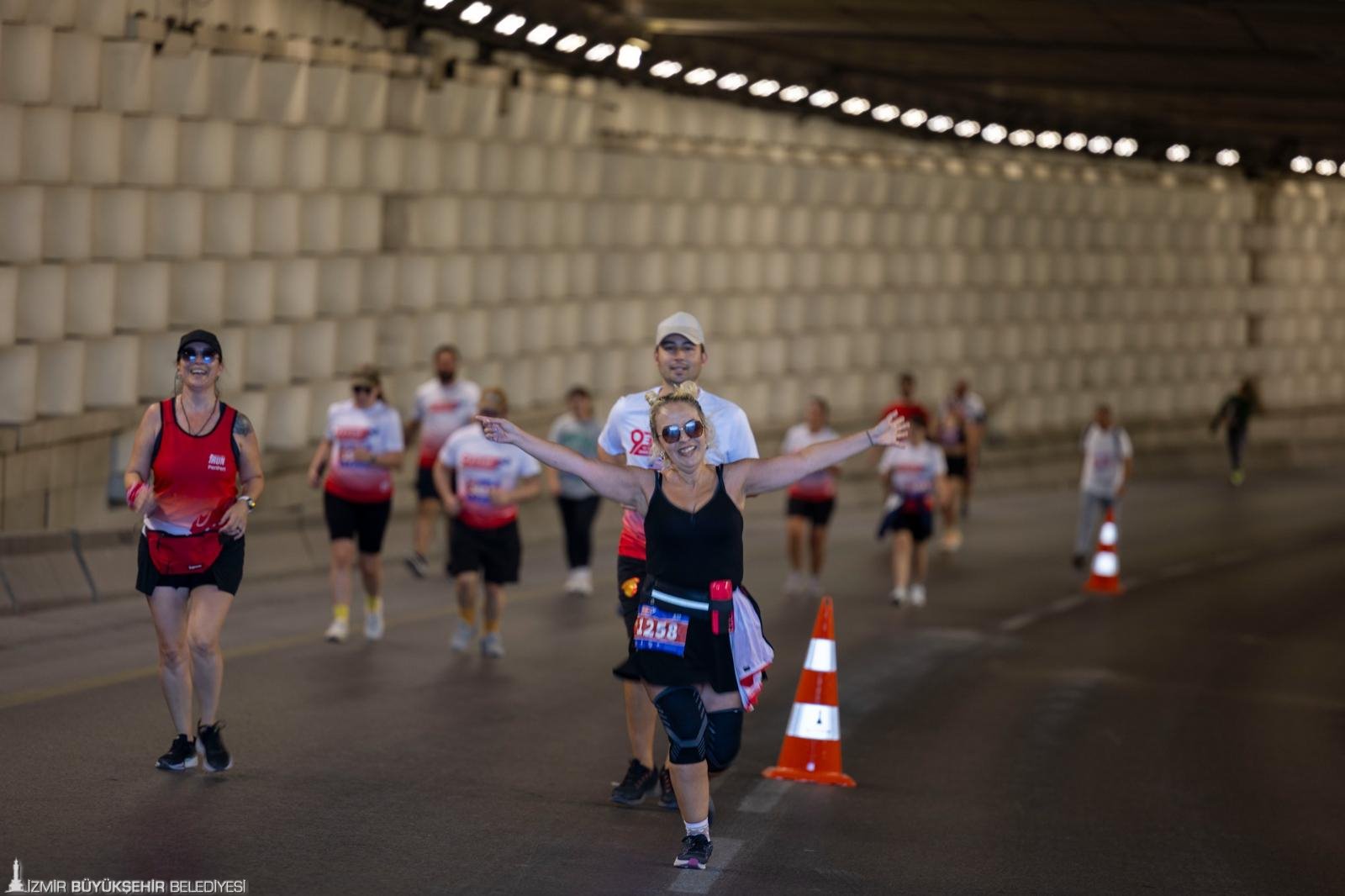 9 Eylül İzmir Yarı Maratonu binlerce adımla zaferi selamladı