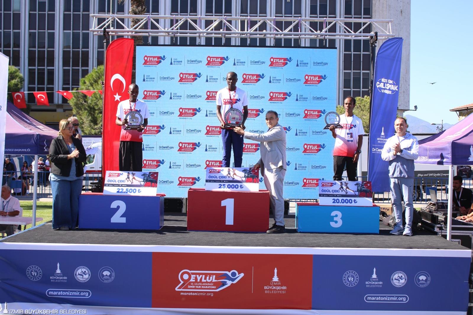 9 Eylül İzmir Yarı Maratonu binlerce adımla zaferi selamladı