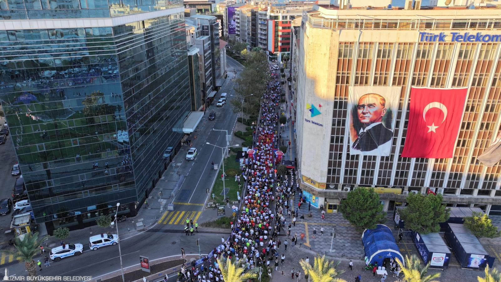 9 Eylül İzmir Yarı Maratonu binlerce adımla zaferi selamladı