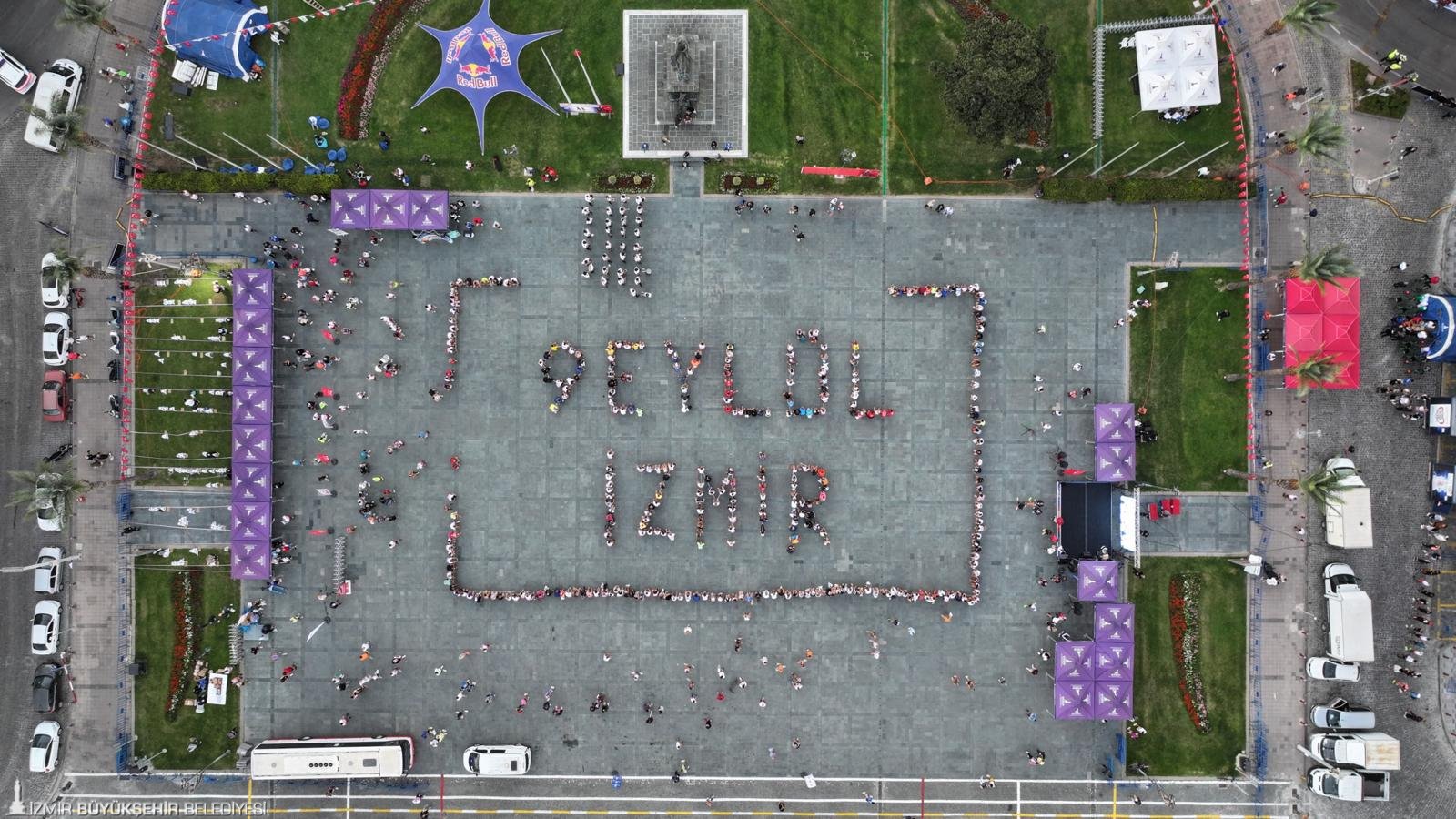 9 Eylül İzmir Yarı Maratonu binlerce adımla zaferi selamladı