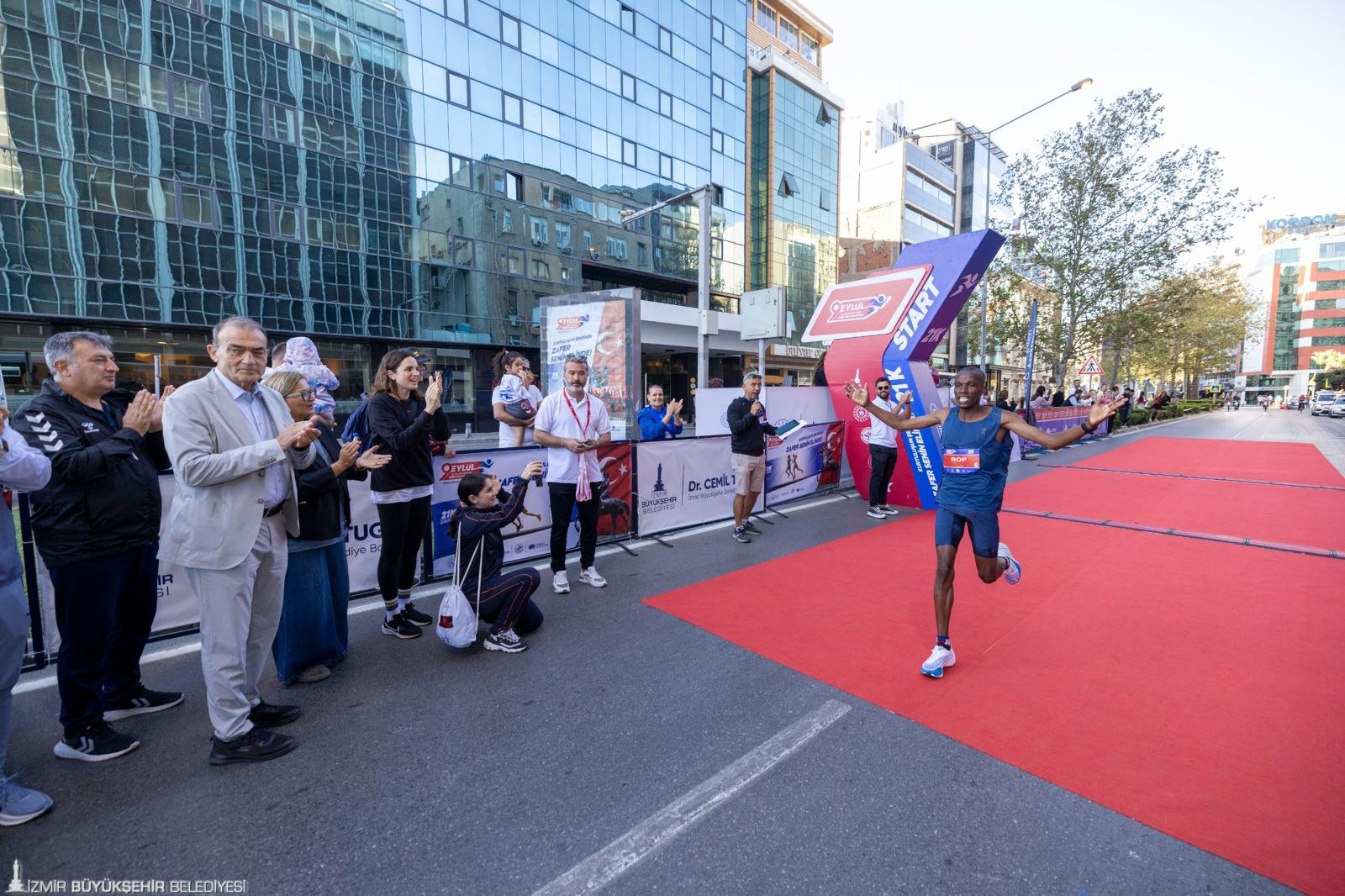 9 Eylül İzmir Yarı Maratonu binlerce adımla zaferi selamladı