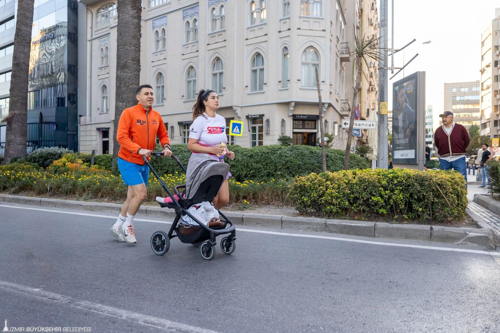 9 Eylül İzmir Yarı Maratonu binlerce adımla zaferi selamladı
