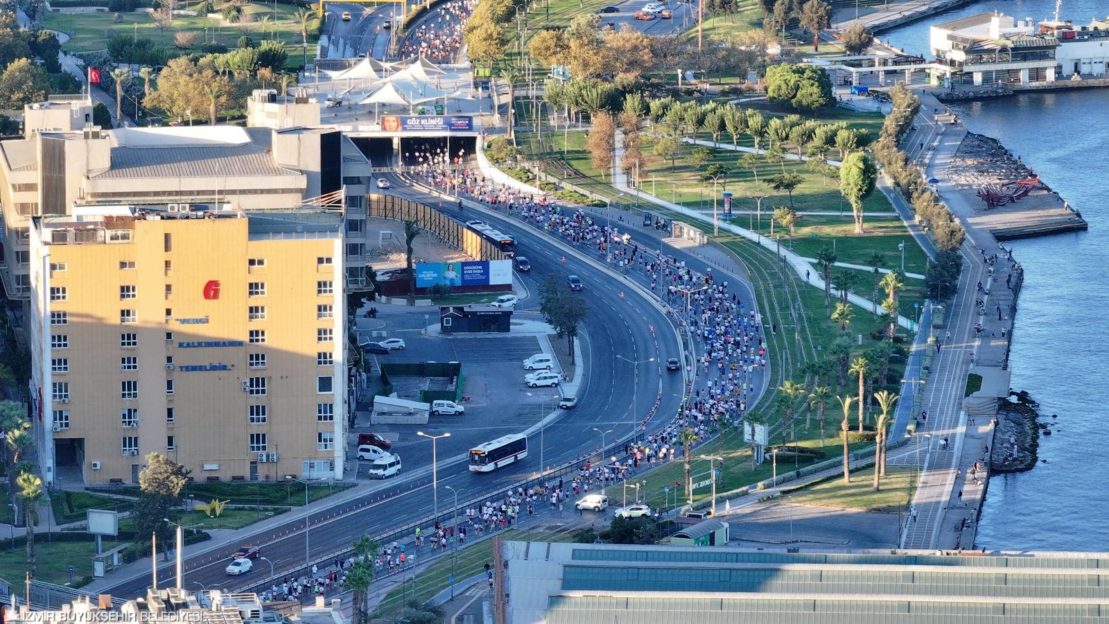 9 Eylül İzmir Yarı Maratonu binlerce adımla zaferi selamladı