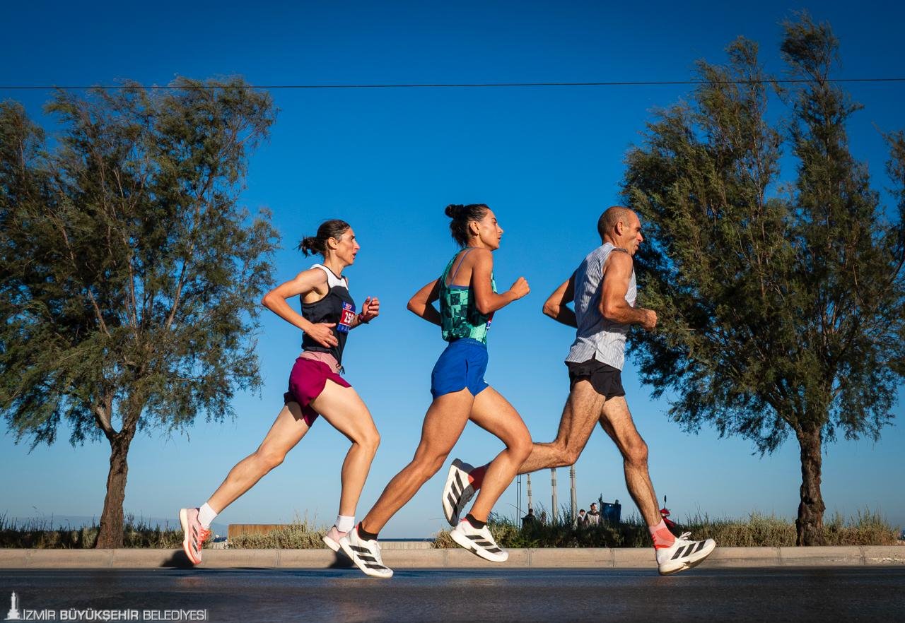 9 Eylül İzmir Yarı Maratonu binlerce adımla zaferi selamladı