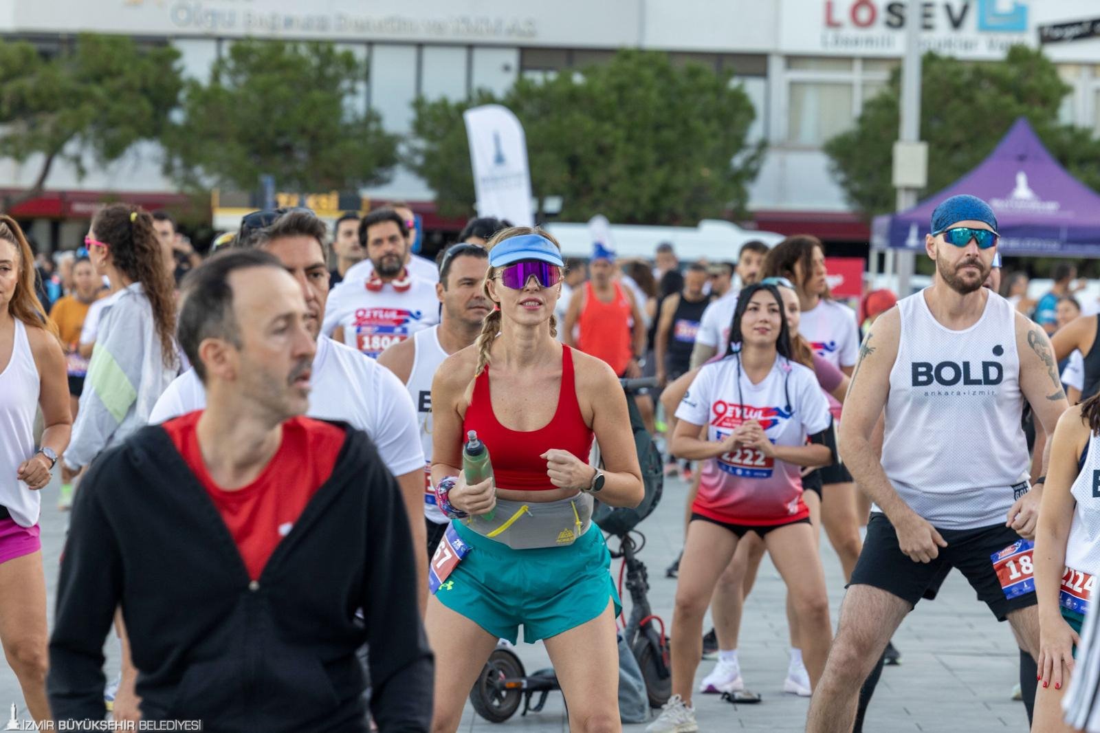 9 Eylül İzmir Yarı Maratonu binlerce adımla zaferi selamladı