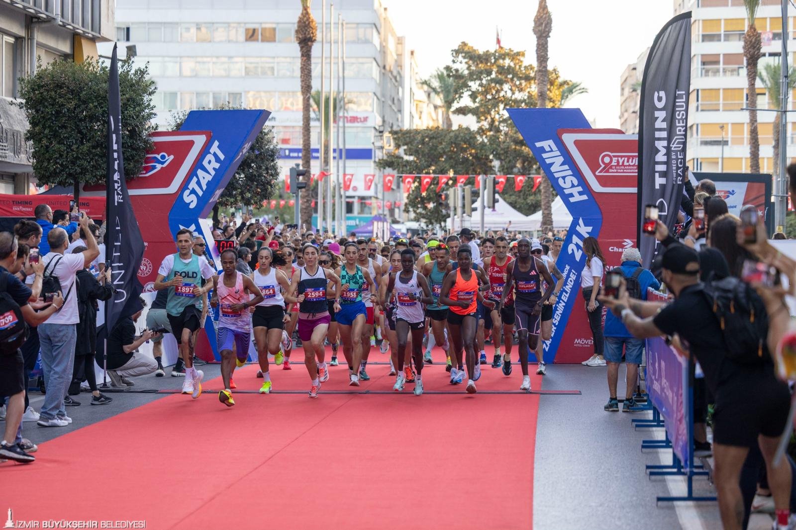 9 Eylül İzmir Yarı Maratonu binlerce adımla zaferi selamladı