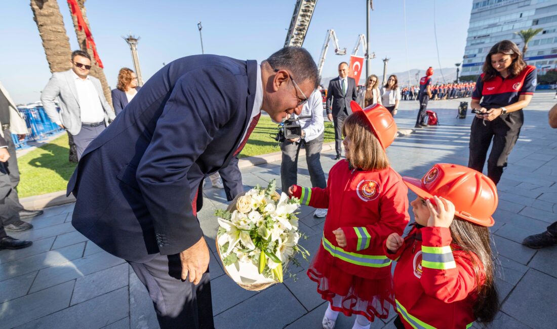 İzmir’de İtfaiye Haftası kutlamaları resmi törenle başladı. 