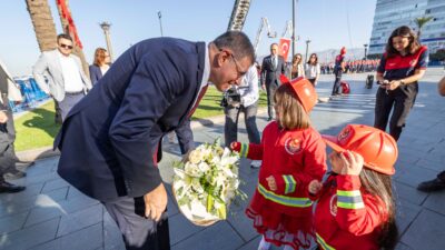 İzmir’de İtfaiye Haftası kutlamaları resmi törenle başladı. 