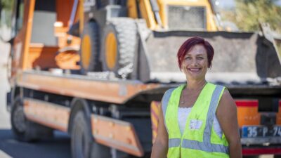 İzmir Büyükşehir Belediyesi bünyesinde çekici operatörlüğü yapan Munise Demirer, 17