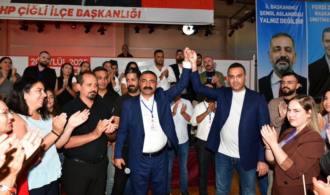 Cumhuriyet Halk Partisi Çiğli İlçe Kongresi'nde mevcut başkan Erkan Akar,