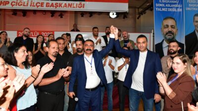 Cumhuriyet Halk Partisi Çiğli İlçe Kongresi'nde mevcut başkan Erkan Akar,