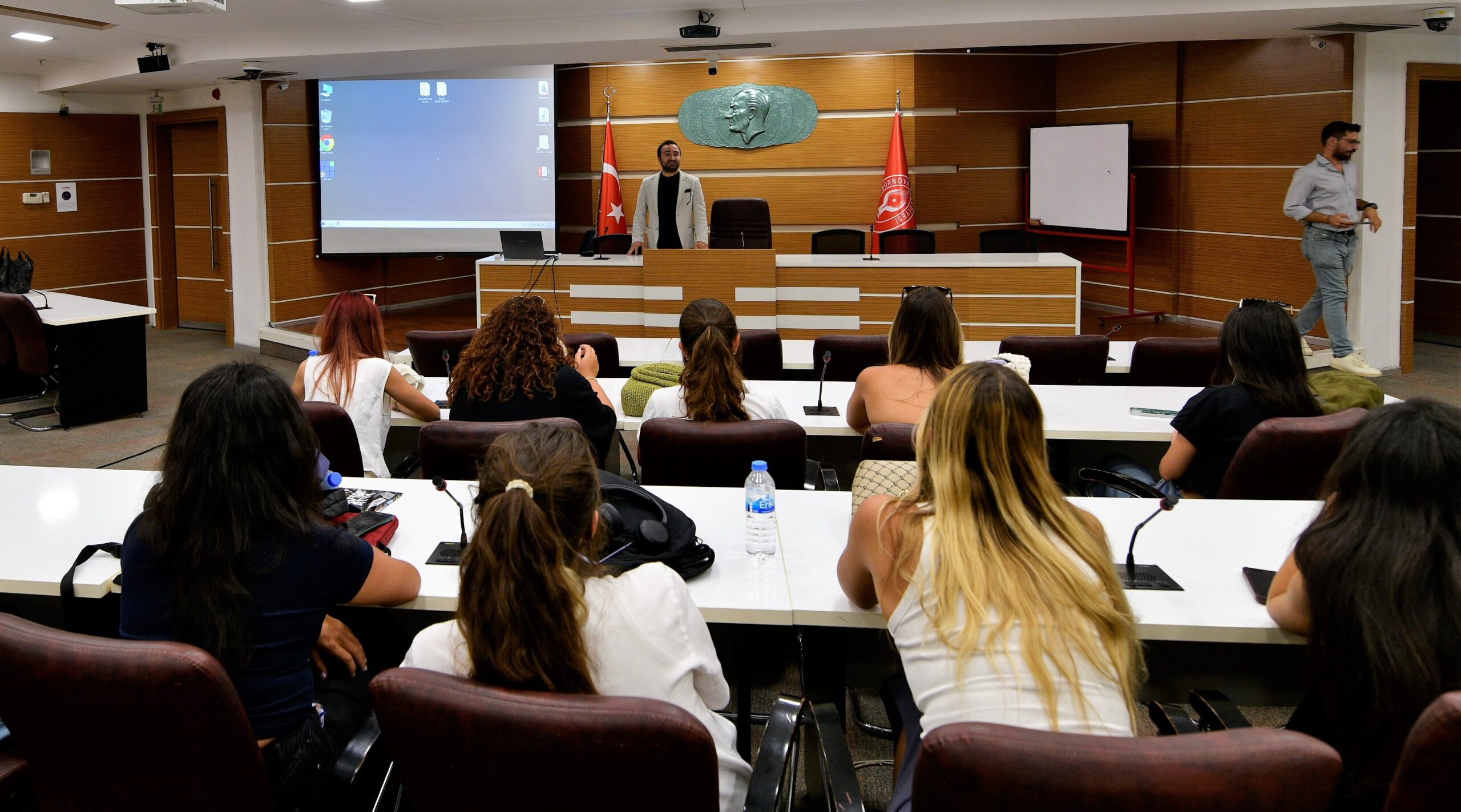 Bornova Belediyesi, düzenlediği etkinlikte peyzaj mimarlığı öğrencilerini deneyimli isimlerle bir
