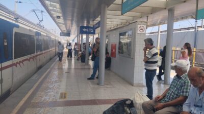İZBAN’da gün boyunca yaşanan sinyalizasyon hatası nedeniyle seferler kısmen yapılıyor.