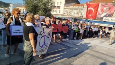 Siyah kıyafet, beyaz tülbent... Foça Barış Kadınları, Gazze'deki soykırıma karşı