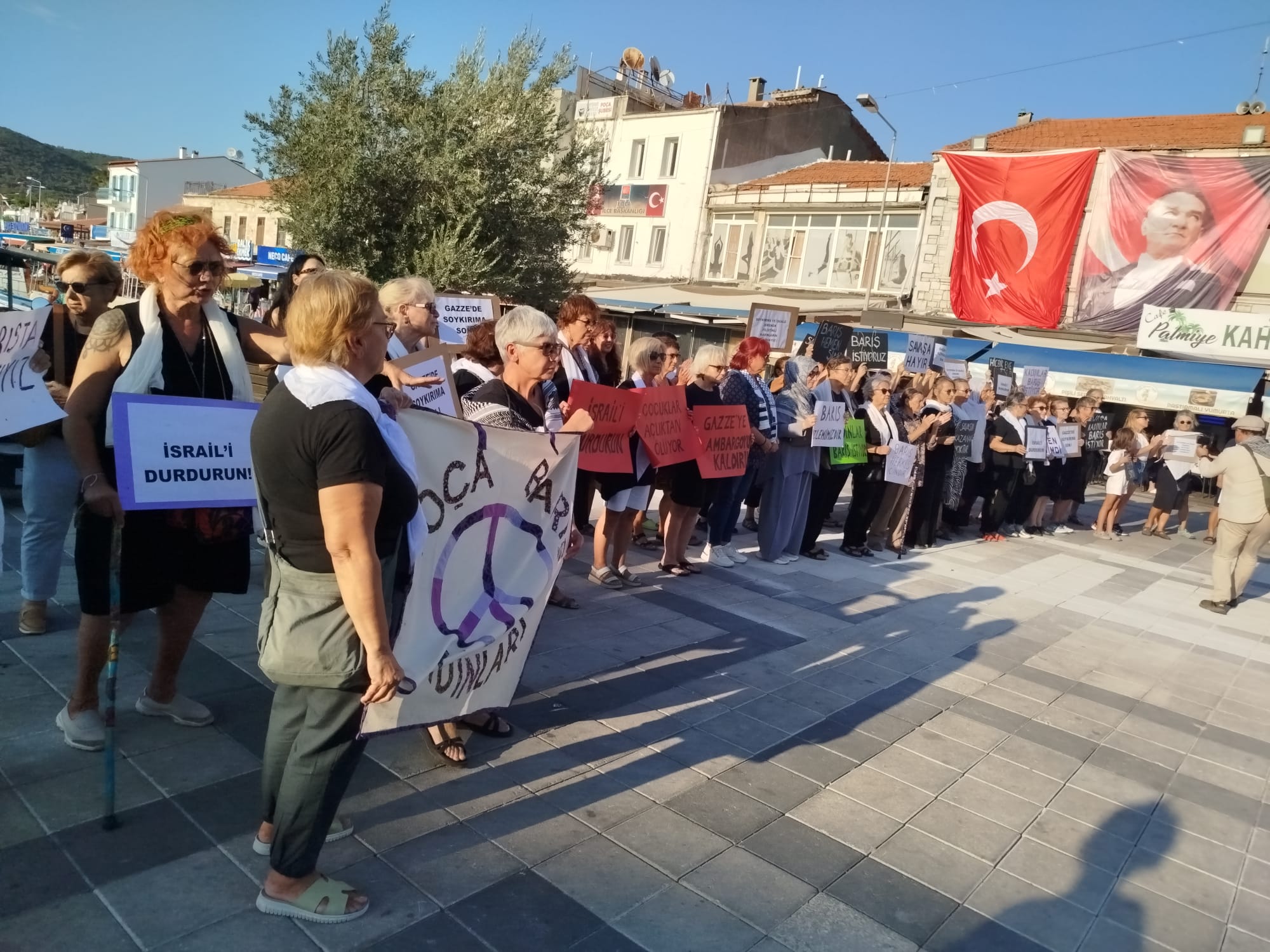 Siyah kıyafet, beyaz tülbent... Foça Barış Kadınları, Gazze'deki soykırıma karşı