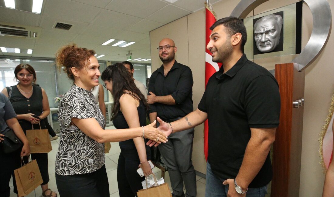 Burs desteğiyle eğitimini tamamlayan gençler, Karşıyaka Belediye Başkanı Yıldız Ünsal’ı