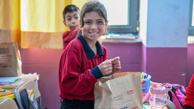 Bornova Belediyesi, dezavantajlı bölgelerdeki okullarda başlattığı beslenme desteğini sürdürüyor. Başkan