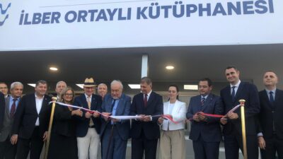 İzmir’de açılan İlber Ortaylı Kütüphanesi 20 bin kitapla hizmete başladı.