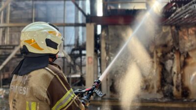 İzmir Büyükşehir Belediyesi İtfaiyesi, Aliağa Organize Sanayi Bölgesi’ndeki elektrik direği