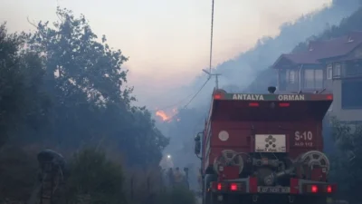 Antalya’nın Alanya ilçesindeki orman yangınına havadan ve karadan müdahale ediliyor.

