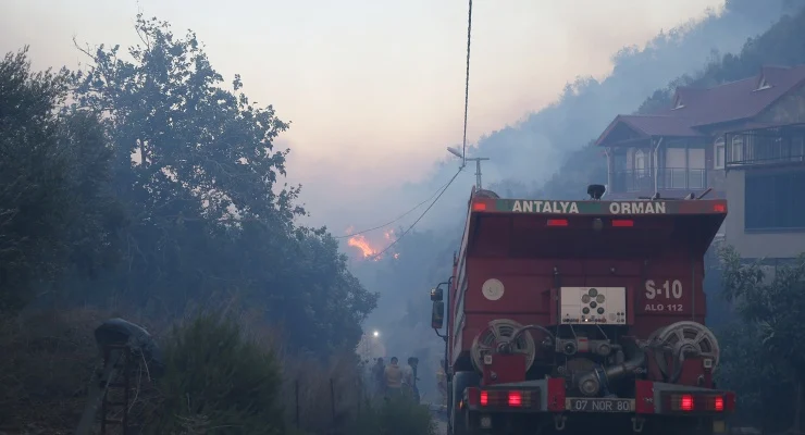 Antalya’nın Alanya ilçesindeki orman yangınına havadan ve karadan müdahale ediliyor.

