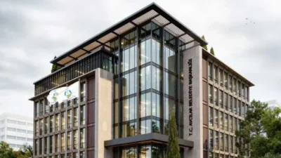 Avcılar ve Beşiktaş belediyelerine düzenlenen operasyonda yedi kişi gözaltına alındı.

